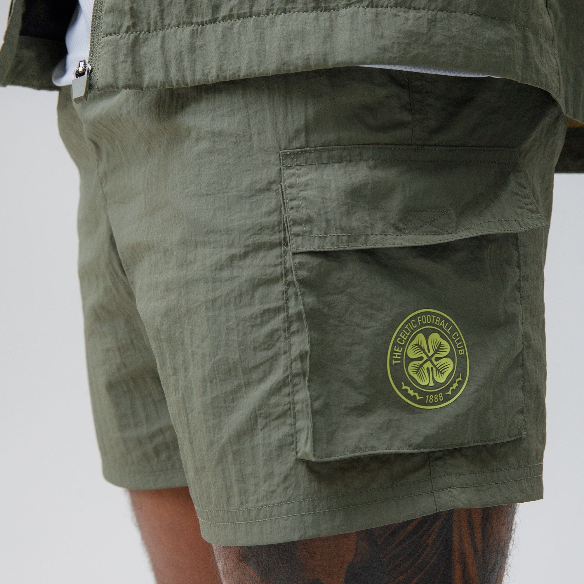 Celtic Crest Men's Woven Khaki Shorts - Image 4